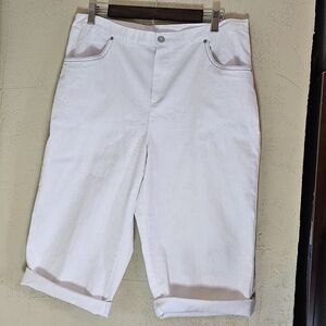 Alfred Dunner White Bermuda Shorts with lovely blue trim on back pockets 16P